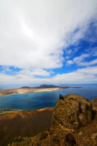 Floare spain miramar del rock piatră cer apă în lanzarote — Fotografie, imagine de stoc