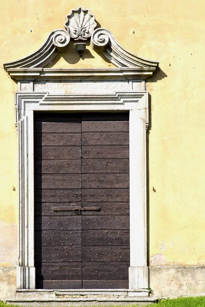 Grass arho seprio r in a door curch closed wood and lomb — стоковое фото