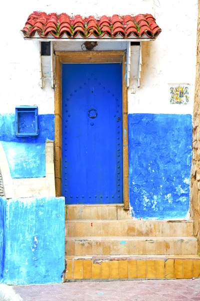 Storico blu in antico edificio porta in stile marocco af — Foto Stock