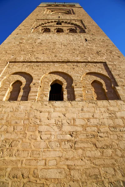 Geschichte marokkanisches Minarett und blauer Himmel — Stockfoto