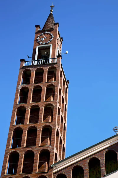 V castellanza staré a kostelní věž bell sunny — Stock fotografie