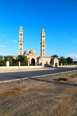  Minare ve din açık gökyüzünde Umman Muscat 'ta eski camide.