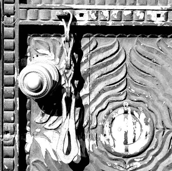 En oman entrada de puerta antigua y mango decorativo para backgr — Foto de Stock