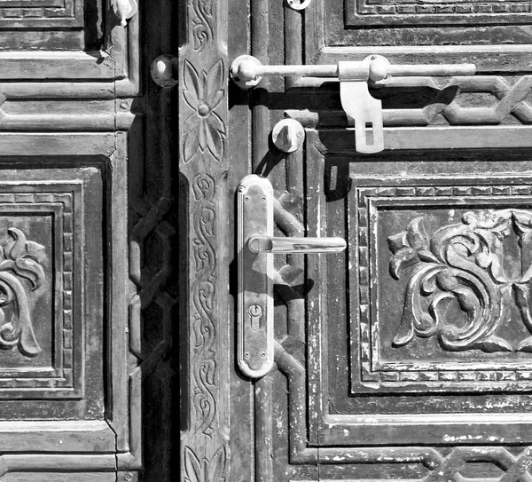 In oman antique door entrance and decorative   handle for backgr — Stock Photo, Image