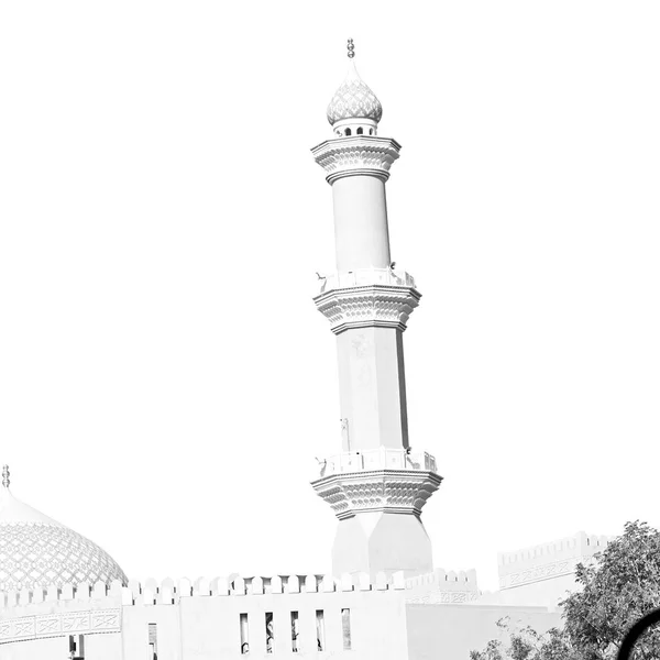 V Ománu muscat starý minaret mešity a náboženství v clear sky — Stock fotografie