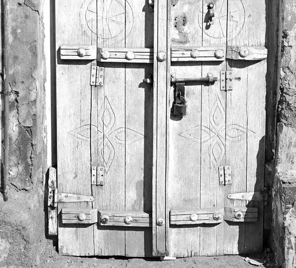 Em oman velha porta de madeira — Fotografia de Stock