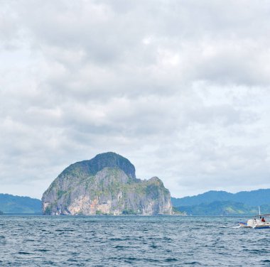  Tekne ve Pasifik Okyanusu görünümünden