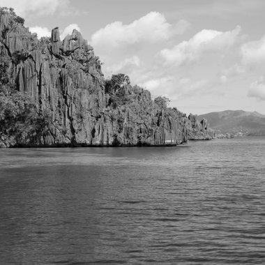 bir tekne güzellikler kıyı şeridi deniz ve rock 