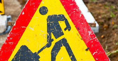 iş yerinde bir adam Güney Afrika yol sinyal