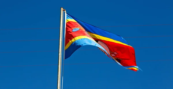 Im Swasiland Flagge und Himmel schwenkend — Stockfoto