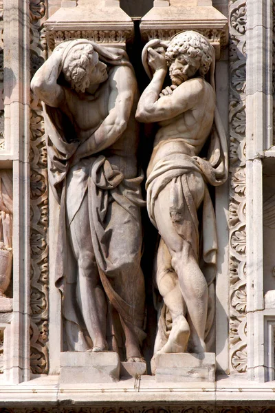 Italy 2 statue of a men in the front of the duomo — Stock Photo, Image