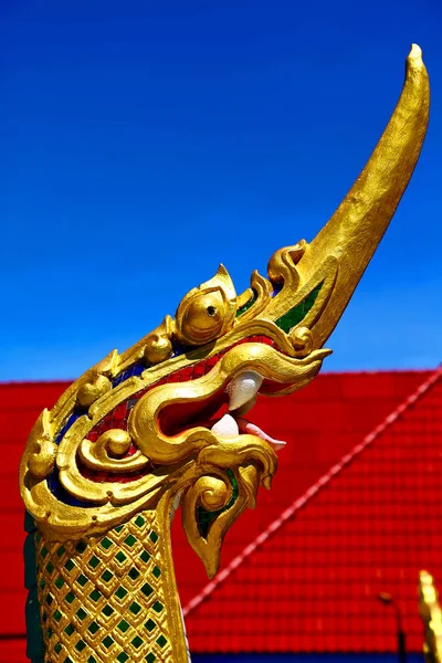 Kho samui bangjalá en tailandia incisión dragón templo de oro —  Fotos de Stock