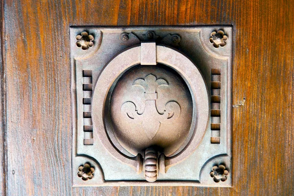 Knocker in a  door curch  closed wood italy — Stock Photo, Image
