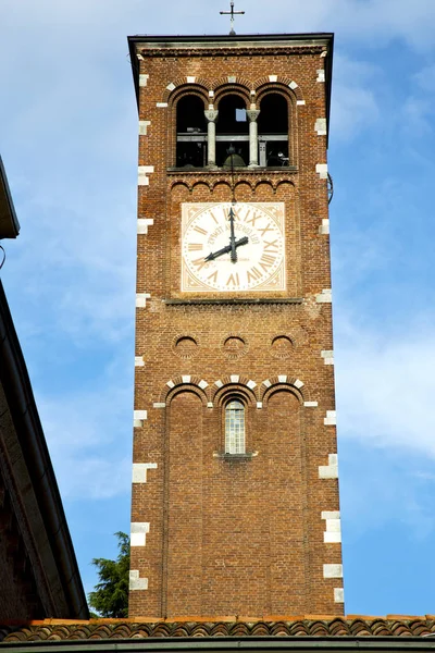 Kostelík abstraktní Itálie Legnano zvonek slunečný den — Stock fotografie