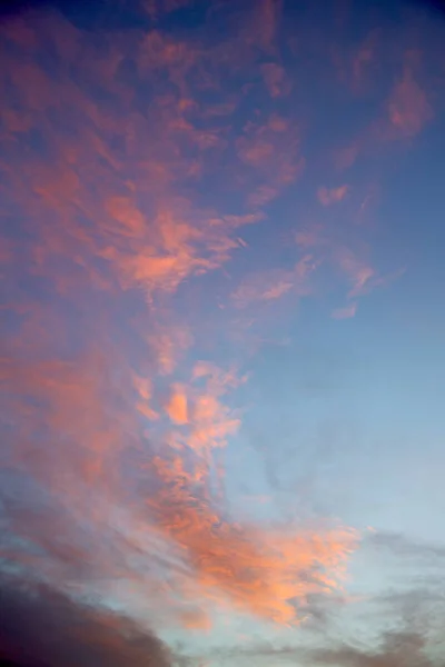 Lumière le lever du soleil dans le ciel coloré blanc doux — Photo