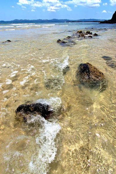 马达加斯加海藻在砂岛天空和岩石 — 图库照片
