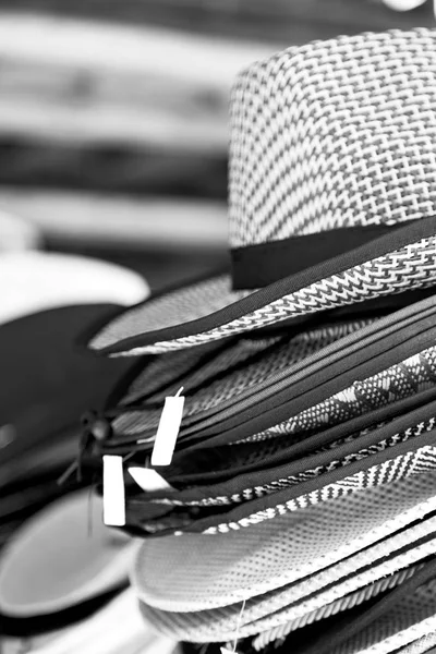 Massor av mode trandy hattar i en marknad — Stockfoto