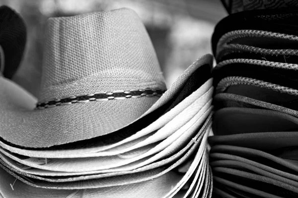 Un montón de sombreros de moda trandy en un mercado — Foto de Stock