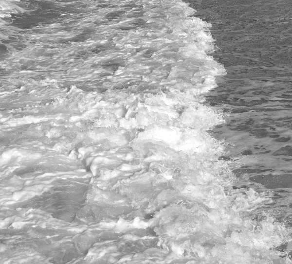 Movimiento abstracto de espuma de marea y espuma en el mar del Mediterráneo — Foto de Stock