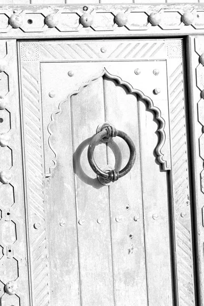 Omán antik ajtó bejárati és dekoratív fogantyú a háttérben — Stock Fotó