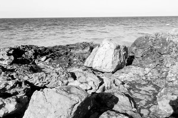 空そば海湾ロックとビーチでオマーンの海岸線の海でリラックスします。 — ストック写真