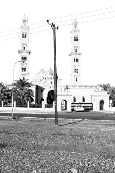 Dans oman muscat l'ancienne mosquée minaret et religion dans le ciel clair — Photo