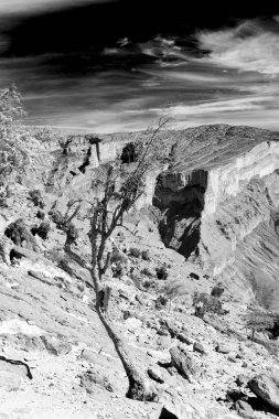 Umman eski dağ gorge ve kanyon derin bulutlu gökyüzü 