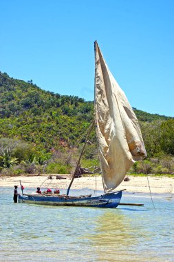 pirogue plaj deniz yosunu Hint kum Adası gökyüzü ve rock
