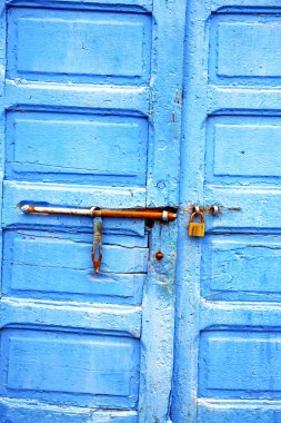 mavi ahşap kapı ve Fas'taki paslı metal 