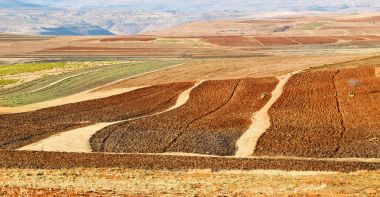 dağ ve coultivation field yakınındaki sokak köy