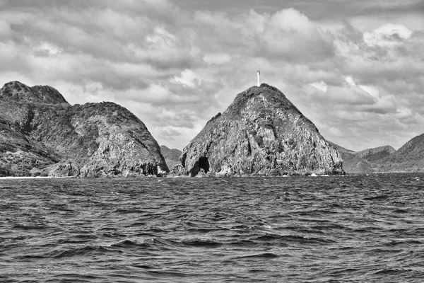Da una barca in una bellissima costa panoramica mare e roccia — Foto Stock