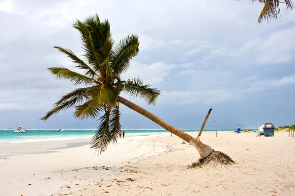 Райский пляж голубая лагуна расслабиться и лодка — стоковое фото