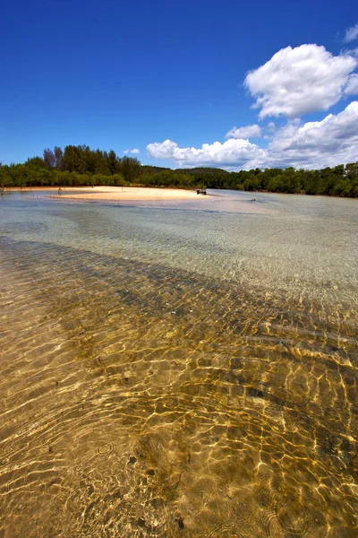 ブルーラグーンで池の海岸線の川 — ストック写真