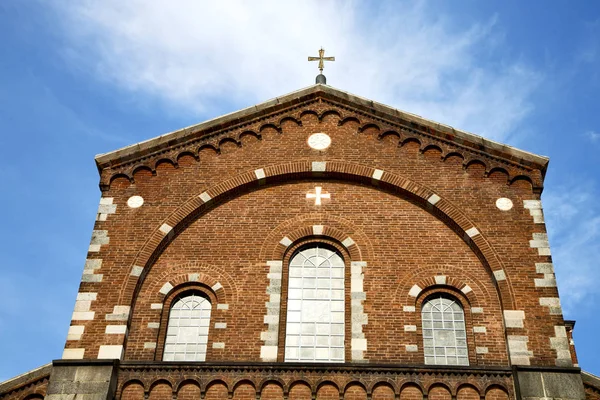 Rose window  italy  lombardy     the legnano old   church      t — Stock Photo, Image