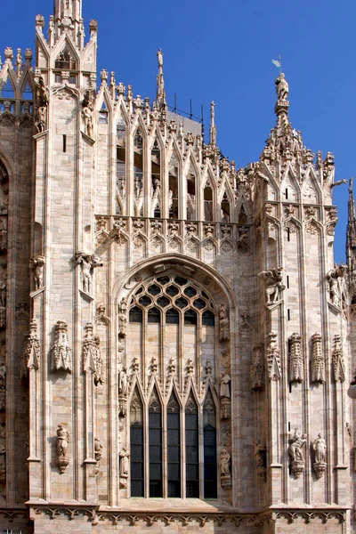 Iglica katedry duomo w Mediolanie kolumna — Zdjęcie stockowe