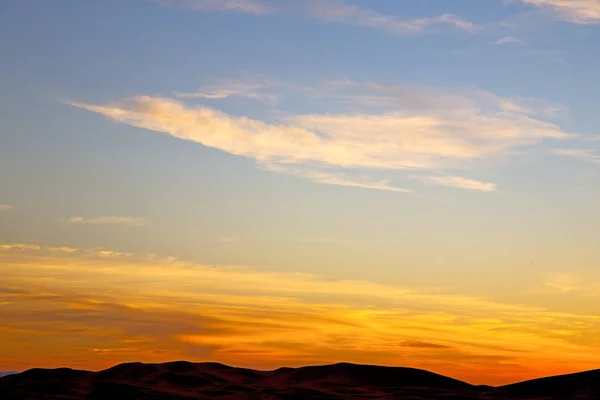 Der Sonnenaufgang vor farbigem himmelweißen Berghintergrund — Stockfoto