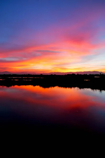 Vista desde el agua del amanecer llena de colores — Foto de Stock