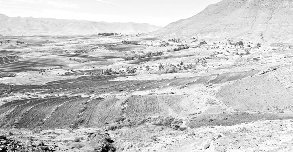 Na aldeia de rua lesotho perto da montanha — Fotografia de Stock