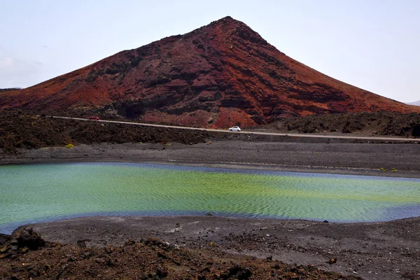 Auto Straat Mensen Hond Stenen Atlantische Oceaan Sky Water Lanzarote — Stockfoto