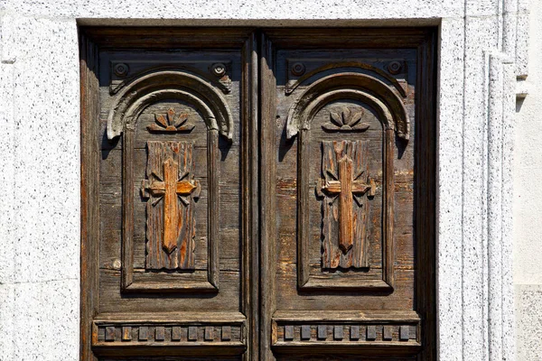 Castronno 瓦雷泽棕色的抽象生锈铜门环在一扇门关闭木材的伦巴第大区意大利 — 图库照片
