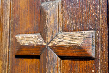 Castellanza bulanıklık bir kapı kapalı çinilerini ahşap İtalya cros lombardy soyut paslı pirinç kahverengi tokmağı