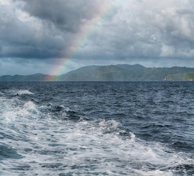 rainbow ocean ve arka planda Adası