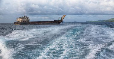   Tekne ve Pasifik Okyanusu görünümünden   