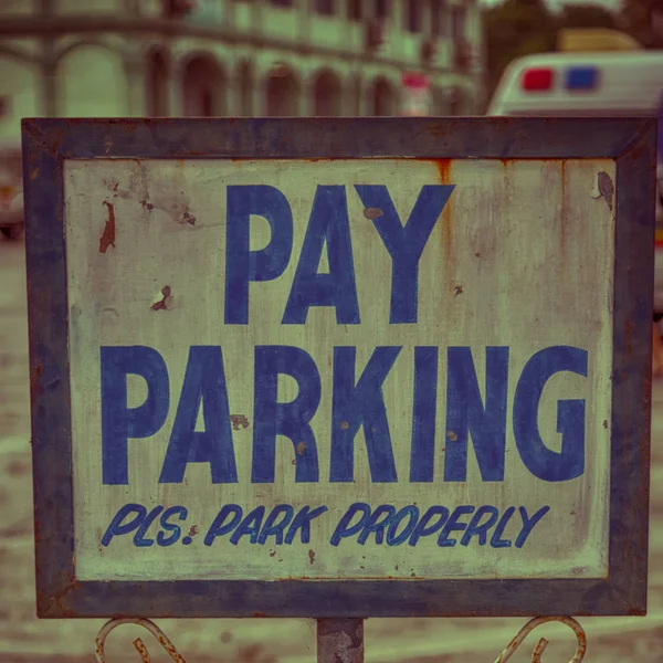 Oude vuile label van parking signaal — Stockfoto
