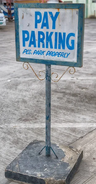 Vieja etiqueta sucia de la señal de estacionamiento — Foto de Stock