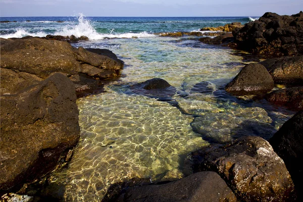 Costa de espuma em lanzarote lagoa de espanha almíscar e verão — Fotografia de Stock