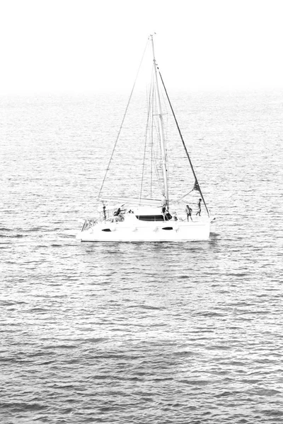 En bateau grec près de la côte — Photo