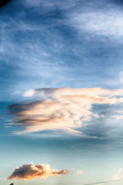 Em filipinas nuvem abstrata e pôr do sol — Fotografia de Stock