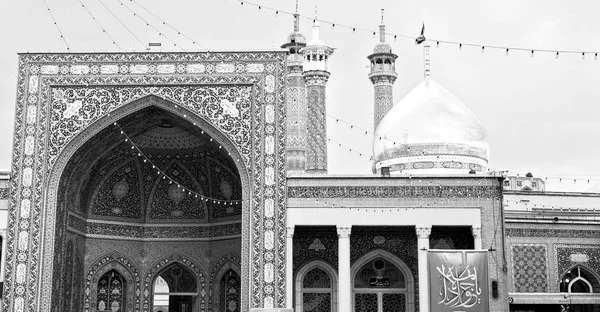 Em iran e antigo antigo minarete mesquita — Fotografia de Stock