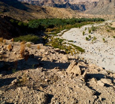 Umman eski dağ gorge ve kanyon derin bulutlu gökyüzü 